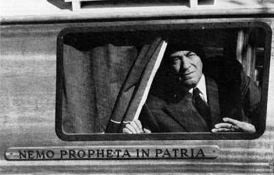 nemo propheta in patria.jpg